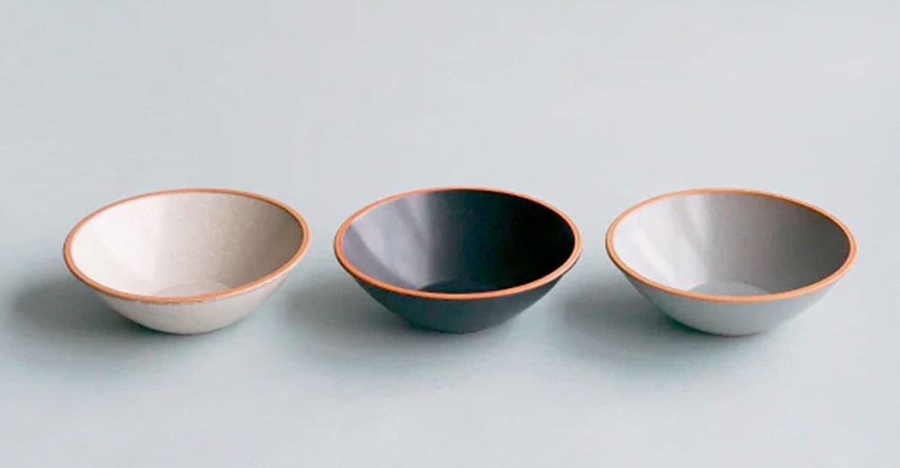 PURE 素燒百搭陶瓷沙拉碗，展示三款顏色：米白、炭黑、淺灰，皆為陶瓷材質，碗緣有陶土原色邊飾。