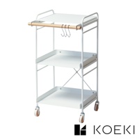 白色三層手推式置物架，配有木製掛桿及三個S型掛鉤，下方有四個輪子。