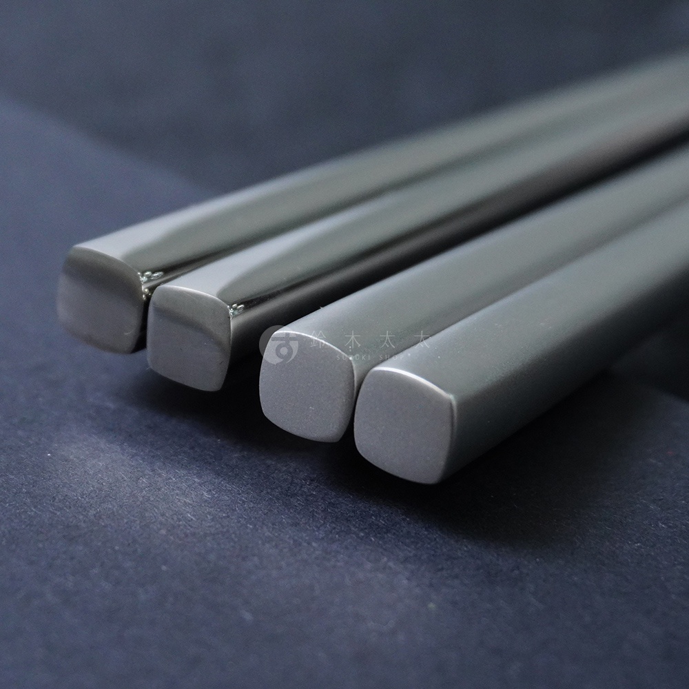 燕三条不鏽鋼筷組合，兩雙，呈現鈍角方形截面，表面為啞光銀灰色，質感簡潔。