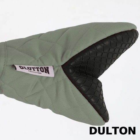 DULTON GLUTTON 系列耐高溫防滑隔熱手套，採用鼠尾草綠色絎縫織物材質，搭配黑色橡膠紋路設計的防滑手部區域，並縫有品牌標籤。