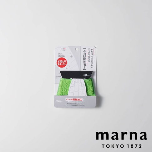 marna 水垢專用清潔刷，附帶綠色毛巾和黑色刮刀，可有效去除水垢。