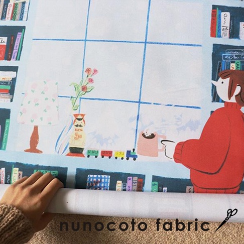 無框帆布藝術海報，描繪窗邊書架旁，一人手持咖啡杯，一旁有落地燈、花瓶、玩具火車。畫風簡潔，色彩柔和，背景為藍色窗格。