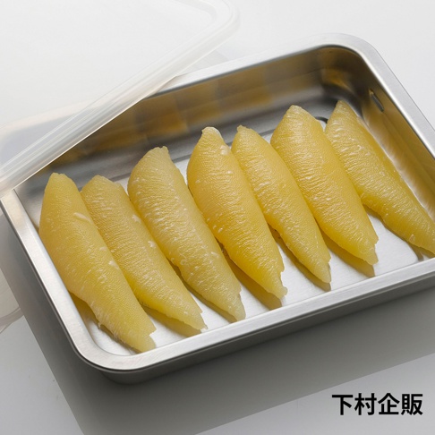 下村企販品牌的不鏽鋼多功能附蓋調理保存盒，內裝有魚卵，盒蓋敞開。