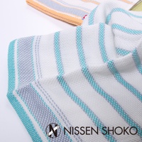 Fucoca. fish 今治純棉抗菌防臭廚房擦拭巾，白色織物上帶有藍綠色、灰色和黃色條紋，材質為純棉，織紋清晰，質地細膩。