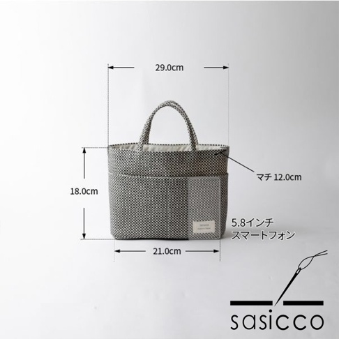 黑白格子刺子織布製成的手提包，設有多個外袋，尺寸為高 18.0 公分，寬 21.0 公分，厚度 12.0 公分，頂部寬度 29.0 公分。