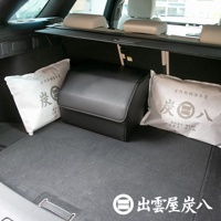 車廂內部，黑色皮革收納盒置於中央，左右兩側各有一個白色布袋，袋上印有「炭」字及日文說明，內容物為調濕木炭。