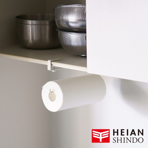 白色無鑽櫥櫃捲紙架，附有白色捲筒紙，下方有 HEIAN SHINDO 標誌。