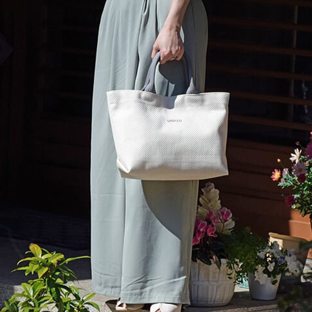 白色三河木綿刺子織經典托特包，搭配灰色提把，包身有細緻的菱格紋路。