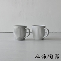 兩件式波佐見燒馬克杯，一個為淺灰色，另一個為白色，皆帶有垂直條紋設計，由陶瓷製成。