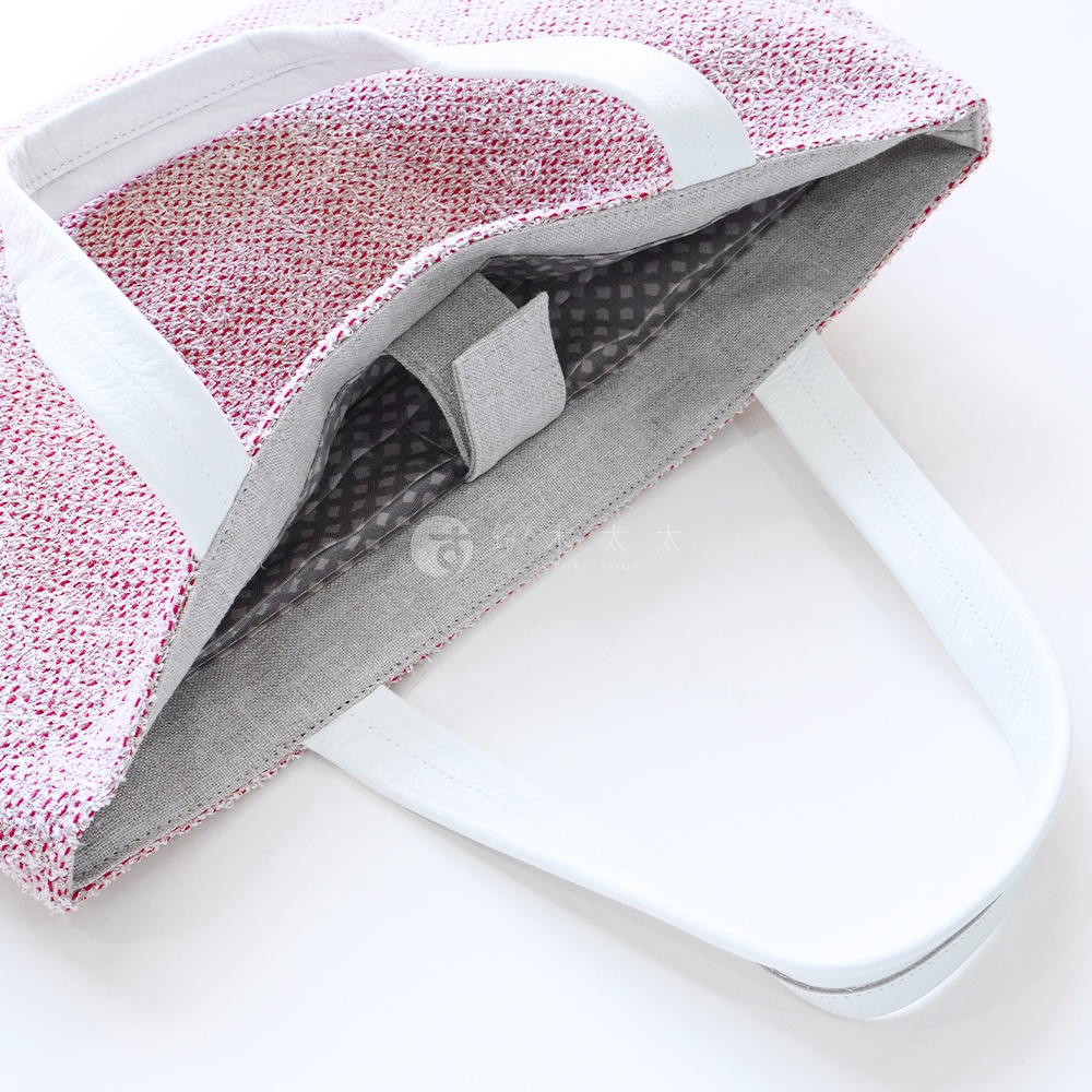 BAN INOUE 蚊帳棉裂織手提袋，特寫鏡頭聚焦於袋子內部，展現粉紅色裂織材質外觀與灰色印花內襯，白色皮革提把設計。