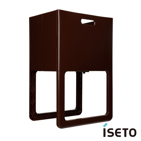 一個深棕色、可折疊的塑膠置物籃，具有方形頂部和兩個長方形開口，底部有四個支腳。頂部有一對提手。