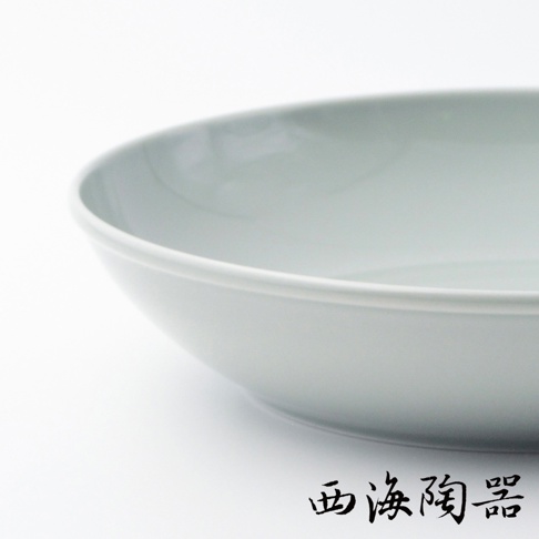 波佐見燒 Common 陶瓷料理深碗，淺灰色，圓潤的邊緣，簡約的設計，適合盛裝各種料理。