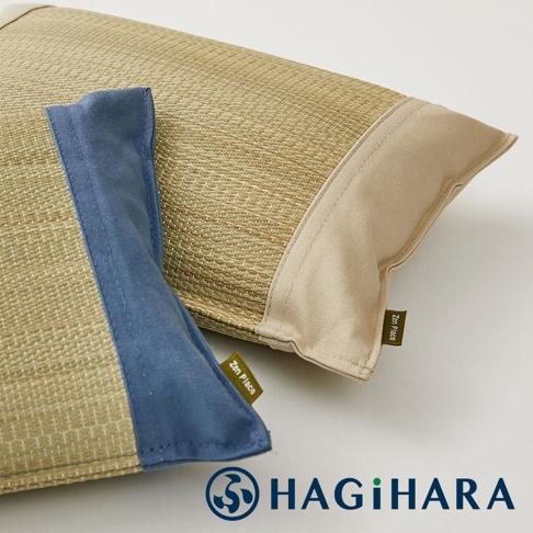 藺草編織枕頭，局部拼接淺藍色布料，枕頭一側有米色布料邊飾，並帶有「Zen Place」品牌標籤。