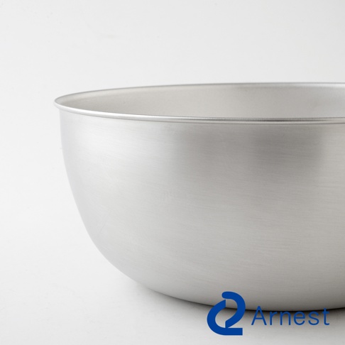 Arnest 不鏽鋼調理碗的近拍，展示其光滑的金屬質感和圓潤的邊緣