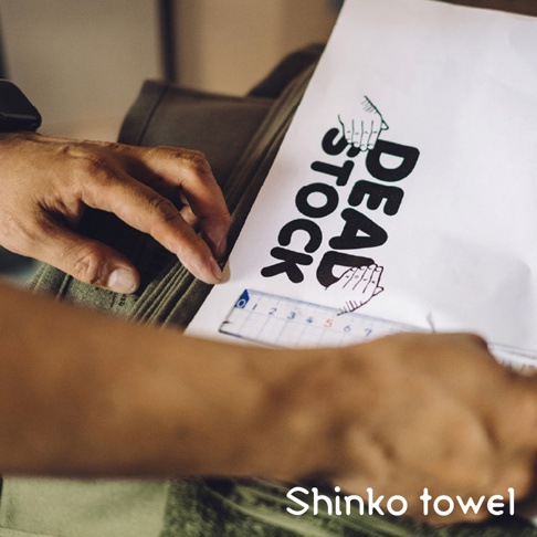 PILE CRAFTS 素面極簡風客製化毛巾，共有六種顏色可供選擇。此圖片展示了產品的細節，包括其材質和客製化選項。