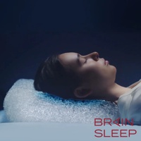 仰躺的女性頭部枕在一個半透明、紋理類似氣泡的白色枕頭上，枕頭下有藍色光線。