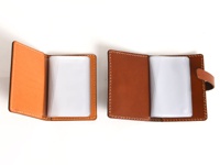 兩個棕色皮革卡片收納夾，均附有多個透明卡槽。左側卡夾內層為淺棕色，右側卡夾則配有皮革繫帶。