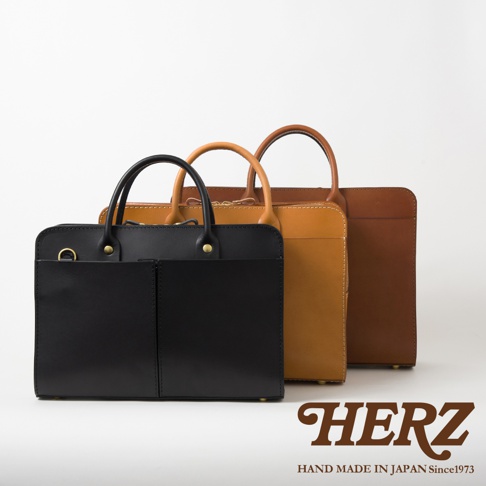 三款職人手作皮革雙口袋兩用商務公事包，分別為黑色、淺棕色與深棕色，以簡潔的設計展現皮革質感，適合商務場合使用。