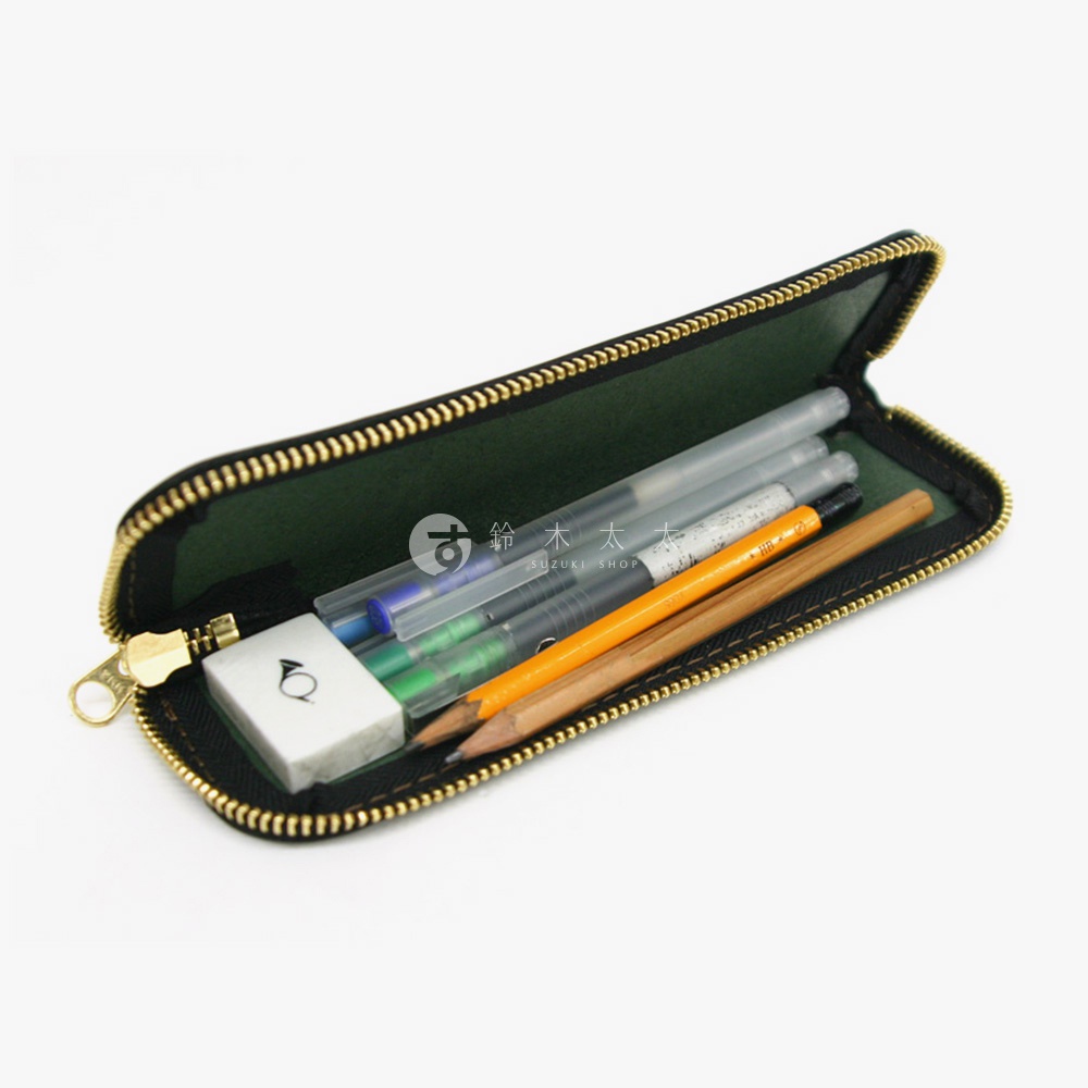 黑色皮革筆袋內裝有數支筆、鉛筆和橡皮擦