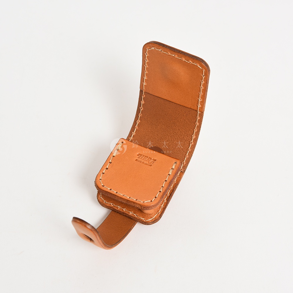 職人手作皮革原子釦型腰間小物收納包，採用天然皮革材質，原色皮革帶有自然紋理，縫線清晰，設計簡約，可夾掛於腰間，收納小物。