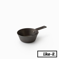 直火專用萬能調理把手鐵杯，材質為鐵，呈現深色金屬質感，杯身呈碗狀，連接單一長柄，柄上有一圓孔，杯身與柄以兩顆鉚釘固定。