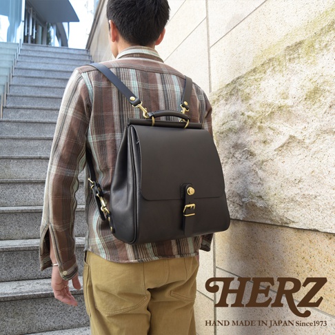 職人手作皮革屋瓦風後背包 R-15，黑色，以高品質皮革製成，設計簡潔，配有金屬扣環和提把，適合日常穿搭。