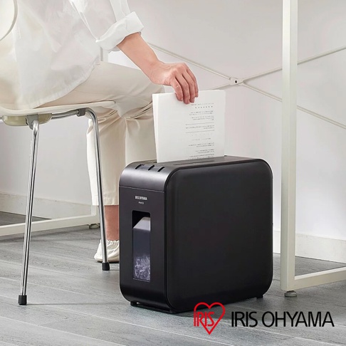 黑色超靜音極細保密碎紙機，具有簡潔的方形設計，頂部有進紙槽，前方設有透明觀察窗，顯示已碎紙張。