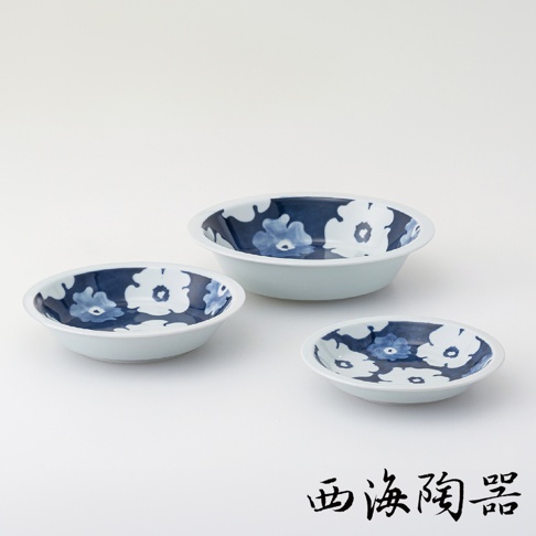 波佐見燒藍花紋多容量三件式碟盤，包含大小不同的三個淺碟，皆為白色陶瓷，內側印有藍色與白色相間的花朵圖案。