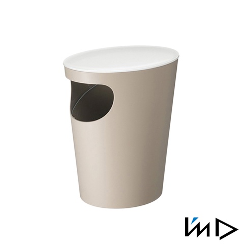 ENOTS 儲物垃圾桶置物邊桌，容量 9.4 公升，採用米白色圓形桶身，側邊設有橢圓形開口，頂部配有白色平面蓋，整體為簡約現代風格。