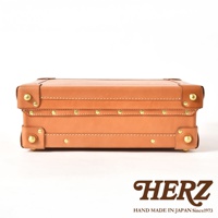 職人手作淺棕色皮革英倫風便攜手提行李箱，箱體結構分明，邊角及箱身綴有金色鉚釘，做工精緻。