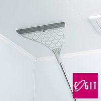 三角形的灰色掃帚頭，帶有紋理的刮刀邊緣，連接到金屬桿，用於清潔有水滴的白色天花板。