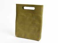 橄欖綠皮革製成的直式收納袋，頂部有提把，袋身有兩條橫向縫線裝飾。