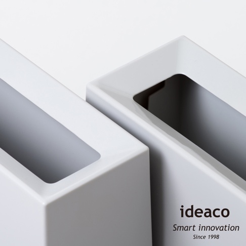 兩個白色方磚家用垃圾桶，其中一個的蓋子部分有「ideaco Smart innovation Since 1998」的黑色標誌。