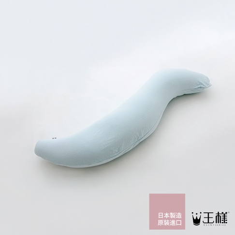 淡藍色女性美容抱枕，呈現彎月形狀，材質柔軟，適合身體倚靠。