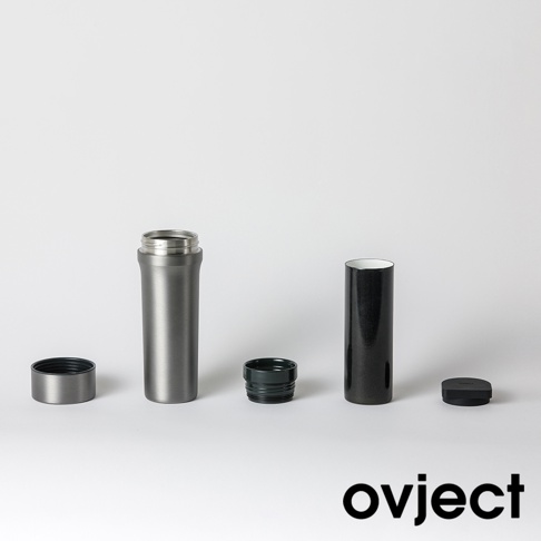 灰色和黑色三用保溫瓶拆解展示，包含瓶身、瓶蓋及內蓋。瓶身材質為金屬，表面光滑。