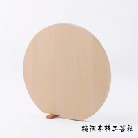 淺色木紋圓形砧板，配有木質支架，可立式擺放。