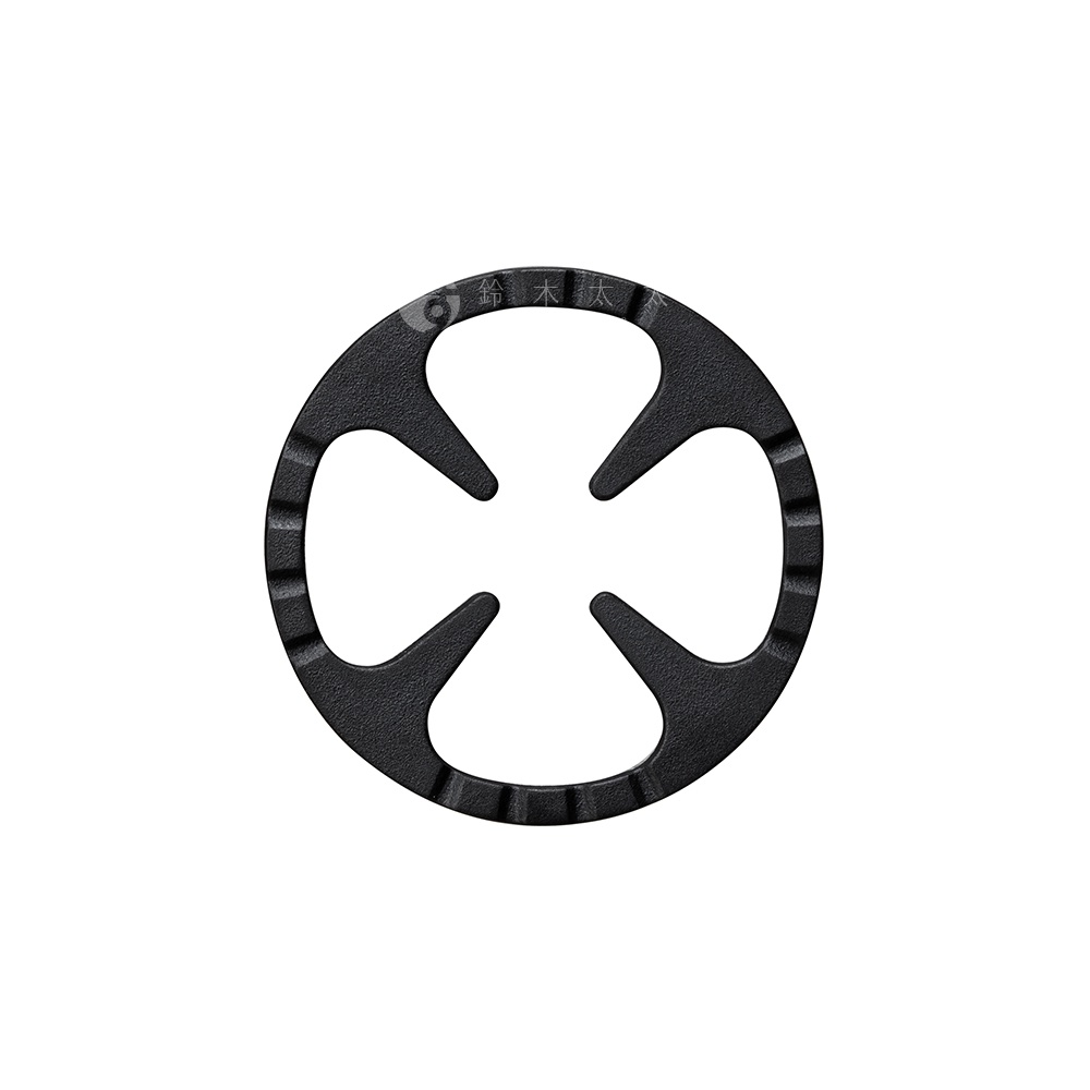 黑色圓形鑄鐵瓦斯爐架，具有四個向外延伸的支架，支架間有弧形凹槽，邊緣帶有細緻的紋路。