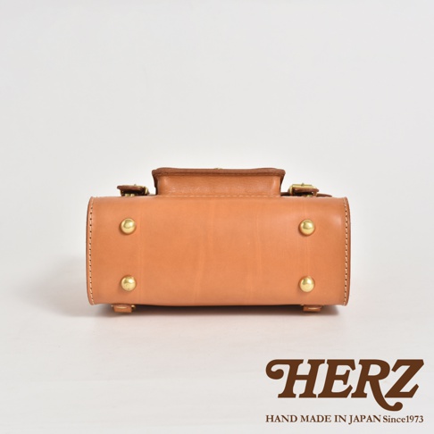 職人手作皮革學院風三用迷你後背包 BC-5，呈現自然原色皮革，搭配黃銅五金扣飾，簡約設計，展現皮革質感。