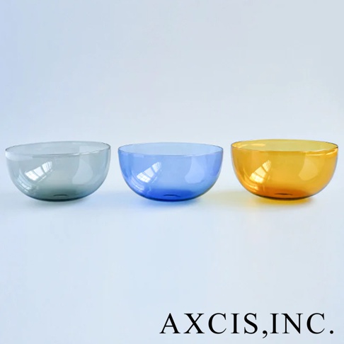 LAGOM 清透復古圓潤點心碗-L，展示灰色、藍色和琥珀色三種顏色，由玻璃製成，表面光滑，呈現半圓形。