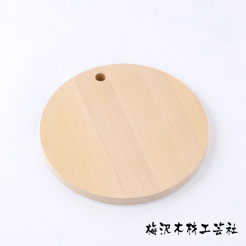 淺色木質圓形砧板，直徑約30公分，表面光滑，邊緣圓潤，頂部有一個掛孔。