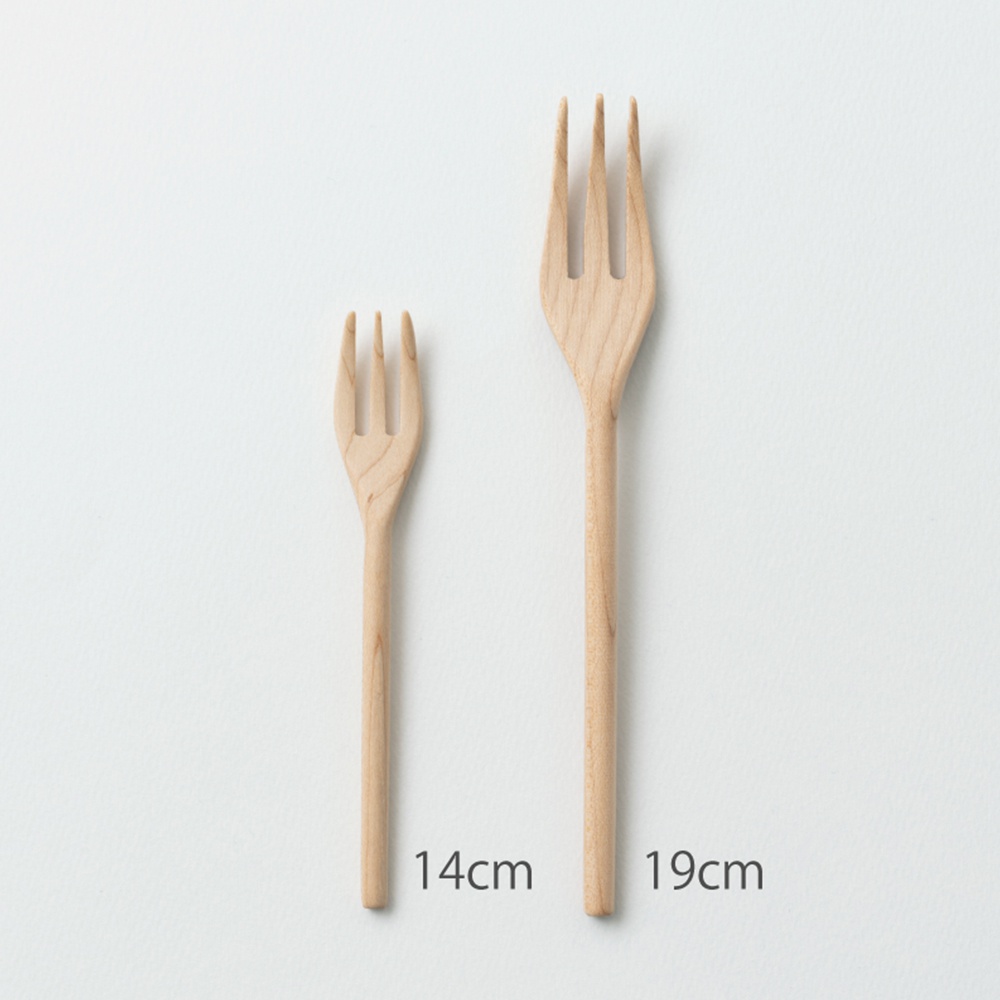兩支楓木餐叉，一個 14 公分長，另一個 19 公分長，皆為淺木色，有天然木紋。