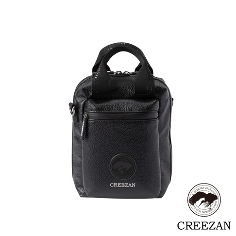 高爾夫方形側背包 CCGI-013，黑色皮革材質，正面有拉鍊口袋及品牌圓形壓紋標誌，頂部有提把，可肩背。