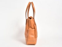 職人手作皮革直式肩背托特包，呈現自然淺棕色，皮革表面帶有細緻紋理，包身側面有一個外插袋，整體以白色背景拍攝。