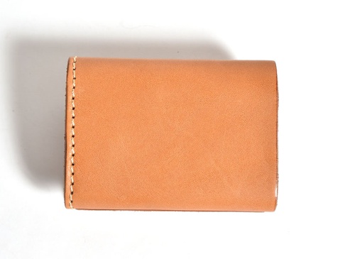 職人手作皮革三折式迷你短夾 (WS-2)，採用天然皮革材質，呈現溫潤的淺棕色調，簡潔的設計搭配車縫線細節。