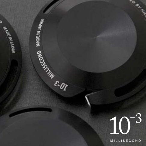 黑色的鋁製卷尺外殼，上面刻有「MADE IN JAPAN」和「MILLSECOND」等字樣。