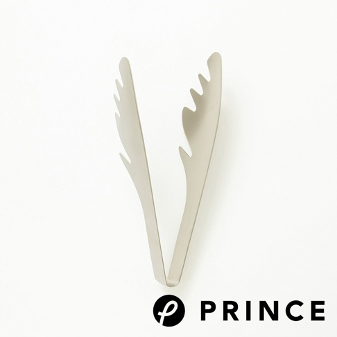 銀灰色萬用料理麵食分菜夾，採用金屬材質，夾頭設有鋸齒狀的凹槽，方便夾取麵食。