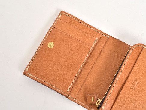 棕色皮革直式卡片收納雙折短夾，內含多個卡片夾層、一個按扣，以及一個拉鍊零錢袋，整體以米白色縫線手工縫製。