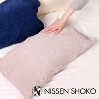 淡粉色今治毛巾材質的枕套，質地柔軟，旁邊為深藍色枕套。