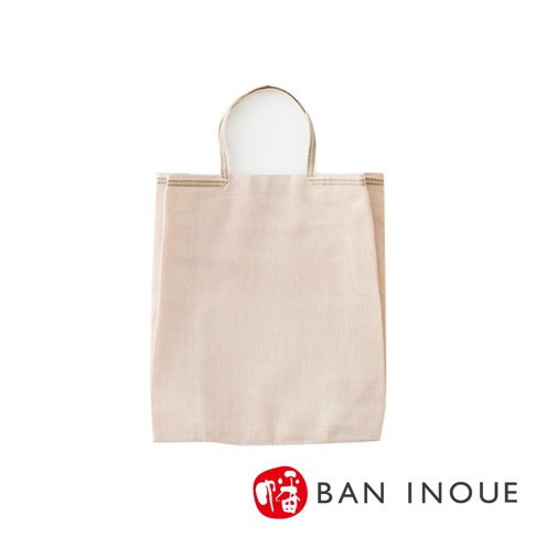 米白色棉織隨身購物袋，有雙提把，袋口邊緣有細緻的織紋裝飾。