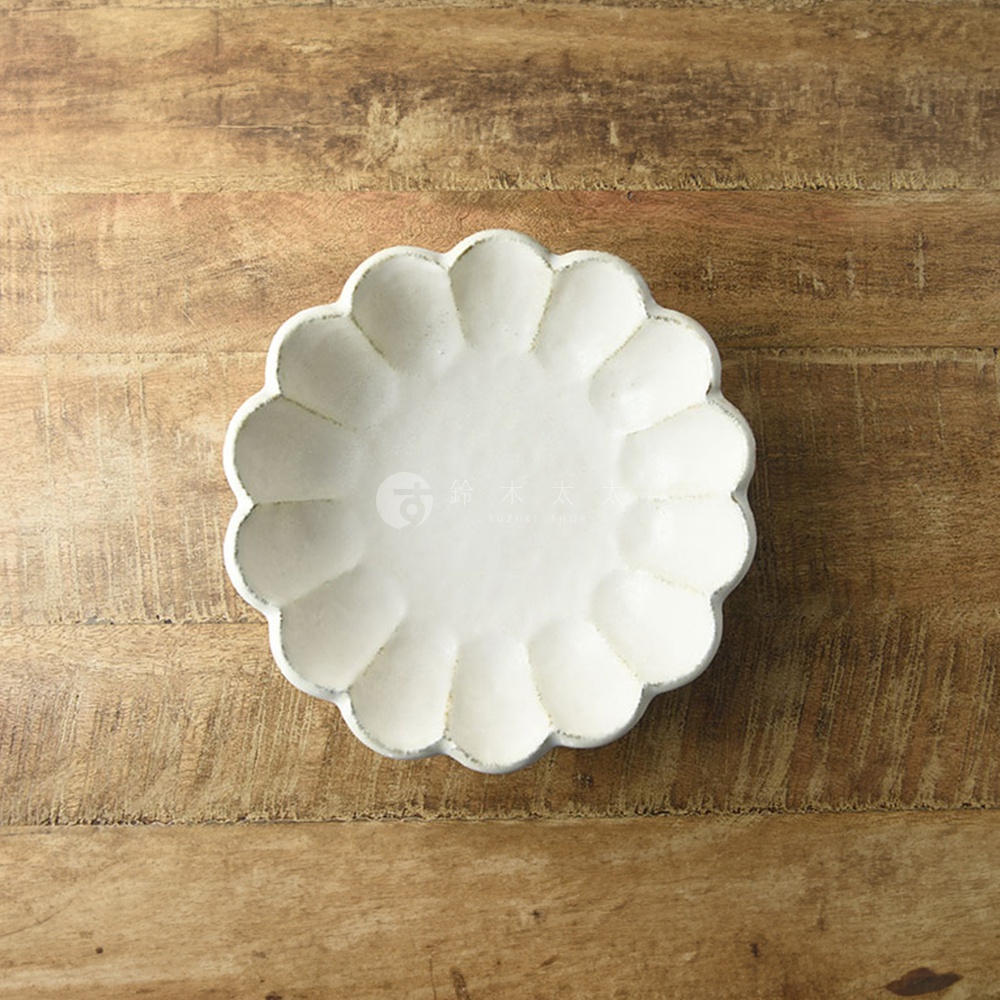 小兵美濃燒六魯粉引沙拉盤，21公分，白色，花瓣造型，陶瓷材質，質樸紋理，放在木紋桌面上。